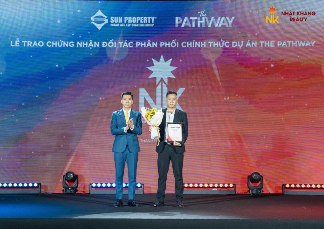 Đại diện Nhật Khang Realty nhận bằng chứng nhận ĐL phân phối chính thức dự án The Pathway