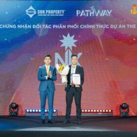Đại diện Nhật Khang Realty nhận bằng chứng nhận ĐL phân phối chính thức dự án The Pathway